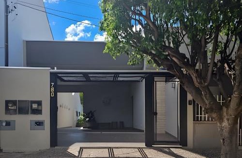 Alvorada House | Casa Ninhal, super central, nova e espaçosa.