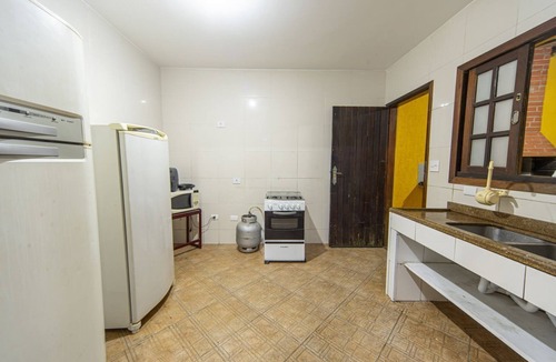 Indaia House | Casa para 15 com Churrasqueira e Ar a 35m da Praia