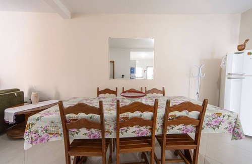 Centro House | Casa para 6 pessoas com Churrasqueira em Peruíbe