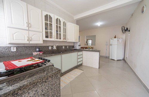 Centro House | Casa para 6 pessoas com Churrasqueira em Peruíbe