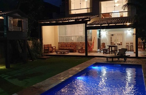 Maresias House | Casa Pé na Areia in Maresias, watch the video together with the photos of the house.