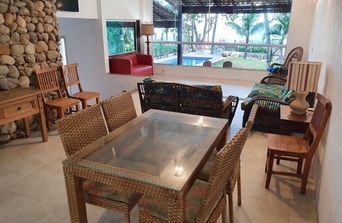 Maresias House | Casa Pé na Areia in Maresias, watch the video together with the photos of the house.