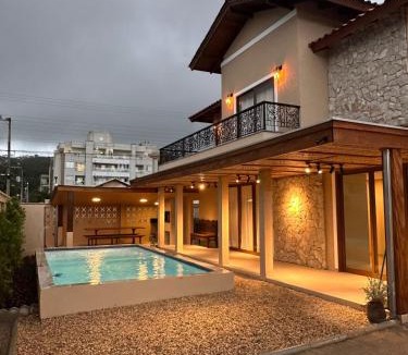 Ze Amandio House | Casa Pedra e Luz em Bombinhas com piscina aquecida