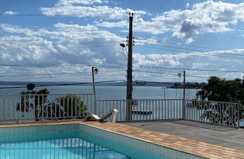 Tres Marias House | Casa Simples e Aconchegante com uma Vista Magnífica Para Represa