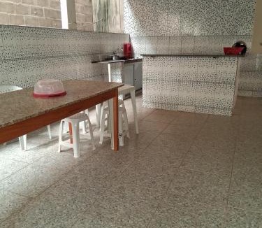 Guriri House | Casa simples em Guriri perto da praia e do centro