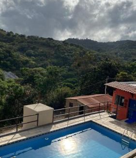 Gravata House | Casa vermelha Recanto Doce Lar