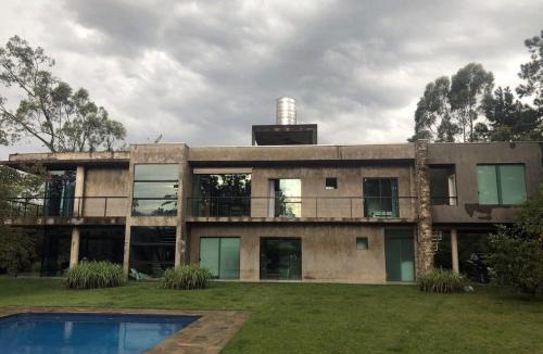 Sao Joao Novo House | Chácara com jardim e piscina no alto da serra