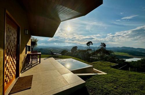 Joanopolis Ski Chalet | Chalé com borda infinita vista para represa