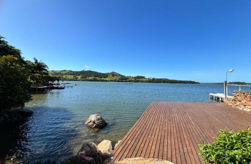 Imarui Cabin | Chalé com Hidromassagem, Lareira e Piscina na Beira da Lagoa