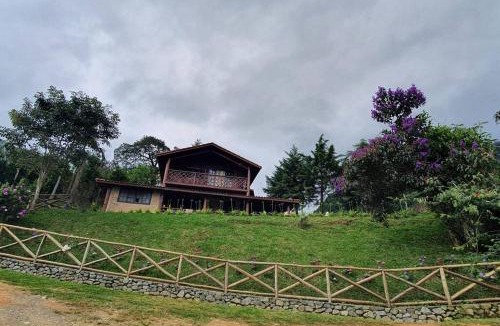 Guaratingueta Ski Chalet | Chalé com Jacuzzi e deck com vista