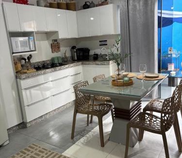 Pioneiros Apartment | Chalé com lareira & jacuzzi privativa aquecida 300 m da Praia e Roda Gigante