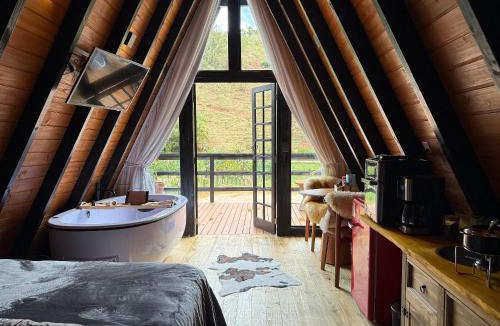 Domingos Martins Ski Chalet | Chalet with Private Jacuzzi and View of the Jucu River