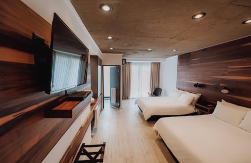 Rio Cuarto Hotel | Charming City View Unit | Hot Tub, Sauna & 2 Pools | 0.4 Mi to Asian Art Center