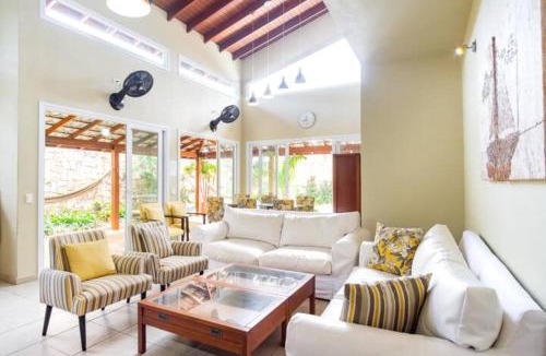 Maranduba House | Charmosa Casa em Condomínio com Piscina, Churrasqueira e Forno de Pizza a 1 Quadra da Praia do Sapê