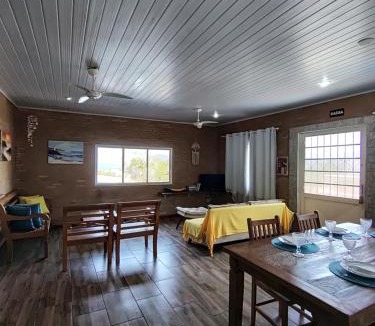 Praia da Enseada Apartment | Cobertura na Enseada a 80 m da areia