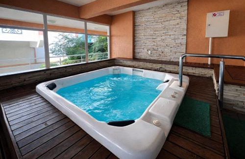 Vila Suica Apartment | Cobertura no Residencial Village no Centro de Gramado, com Piscina Aquecida e Jacuzzi