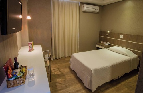 Civic Center Hotel | Comfortable Double Bed w/Breakfast Included