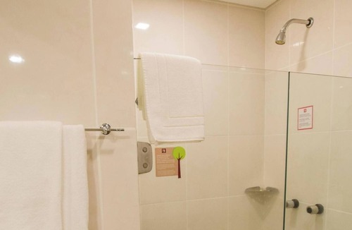 Civic Center Hotel | Comfortable Double Bed w/Breakfast Included