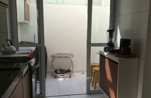 Parque Enseada House | COZY HOUSE, AIR CONDITIONING, BARBECUE, QUIET STREET, 15min walk from the beach