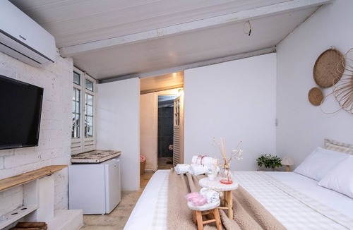 Hidrolandia House | Cozy Lakefront Suites RGB