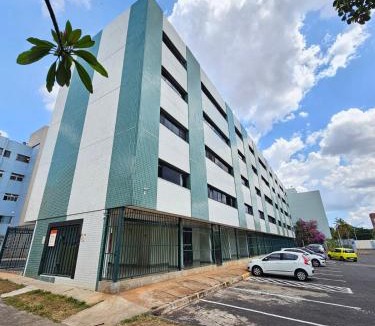 Cruzeiro Novo Apartment | CRUZEIRO NOVO, QUADRA SHCES 1307,ATÉ 4 PESSOAS, APARTAMENTO COM 3 QUARTOS SENDO 1 SUÍTE, ROUPA DE CAMA E BANHO INCLUSAS, PRÉDIO COM ELEVADOR E COMÉRCIO PRÓXIMO, WI-FI, SMART TV, COZINHA COMPLETA By REI DOS FLATS