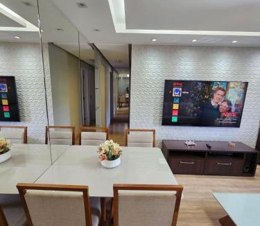 Cruzeiro Novo Apartment | CRUZEIRO NOVO, QUADRA SHCES 1307,ATÉ 4 PESSOAS, APARTAMENTO COM 3 QUARTOS SENDO 1 SUÍTE, ROUPA DE CAMA E BANHO INCLUSAS, PRÉDIO COM ELEVADOR E COMÉRCIO PRÓXIMO, WI-FI, SMART TV, COZINHA COMPLETA By REI DOS FLATS