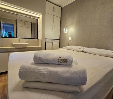 Cruzeiro Novo Apartment | CRUZEIRO NOVO, QUADRA SHCES 1307,ATÉ 4 PESSOAS, APARTAMENTO COM 3 QUARTOS SENDO 1 SUÍTE, ROUPA DE CAMA E BANHO INCLUSAS, PRÉDIO COM ELEVADOR E COMÉRCIO PRÓXIMO, WI-FI, SMART TV, COZINHA COMPLETA By REI DOS FLATS