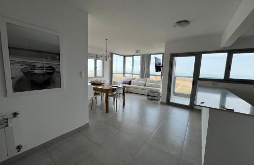 Partido de Monte Hermoso Apartment | Departamento de lujo frente al mar con vista panorámica, pileta y cochera privada