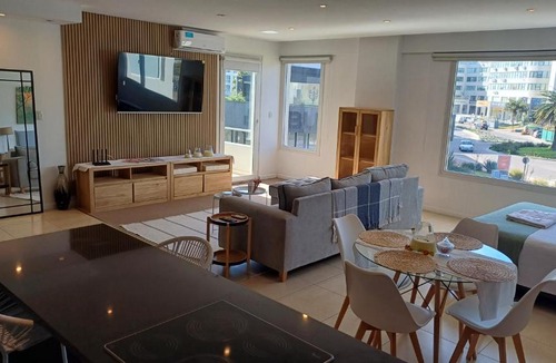 Nordelta Apartment | Departamento loft con balcón con vistas parciales a la bahia