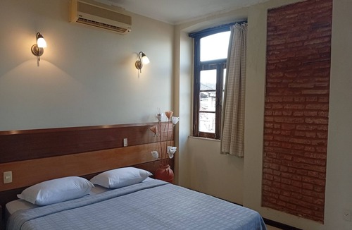 Santo Antonio Apartment | Direita S.Antonio Agreste Suite with bathroom, air conditioning and king-size bed.