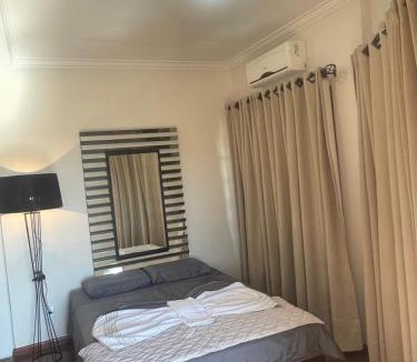 Marechal Candido Rondon House | Equilíbrium Quarto de casal com banheiro compartilhado