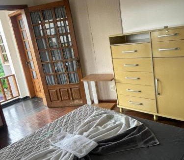 Marechal Candido Rondon House | Equilíbrium Quarto de casal com banheiro compartilhado