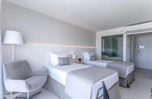 Recreio dos Bandeirantes Hotel | Escape to Tranquility in Private Balcony Room By the Sea