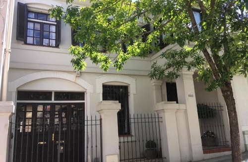 Pocitos Bed & Breakfast | Exclusiva Casa de Estilo en Barrio Tradicional de Montevideo, Jardin con Piscina