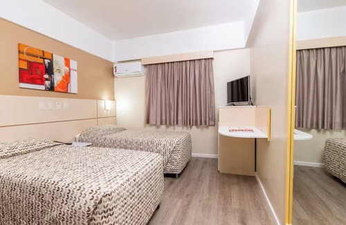 Centro Hotel | Experience Top Convenience in a Room Minutes from Salgado Airport