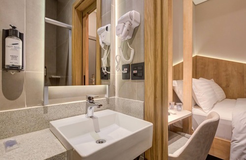Aeroporto Internacional Governador Andre Franco Montoro Hotel | Fast Sleep Suites by Slaviero Hotéis dentro do Aeroporto Guarulhos Terminal 2, desembarque Oeste