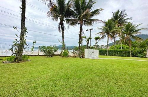 Praia da Enseada House | Foot in the Sand Cove House