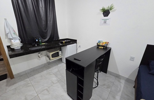 Aparecida de Goiania Apartment | Fully equipped apartment with air conditioning, linens, laundry facilities, and a grocery store.