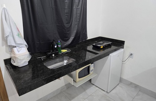 Aparecida de Goiania Apartment | Fully equipped apartment with air conditioning, linens, laundry facilities, and a grocery store.