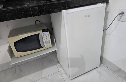 Aparecida de Goiania Apartment | Fully equipped apartment with air conditioning, linens, laundry facilities, and a grocery store.