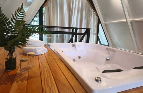 Campo Alegre Ski Chalet | Fully equipped chalet with fireplace and hot tub in Campo Alegre