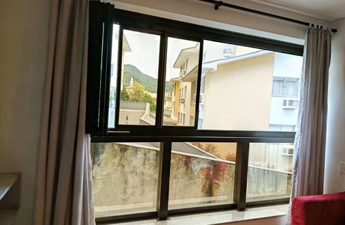 Saco dos Limoes Apartment | Furnished studio apartment of 40m2, with private garage, in a high-end condominium.
