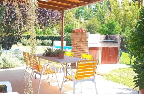 Chacras de Coria House | Garden, barbecue and swimming pool, in Chacras de Coria, wineries and mountains area.