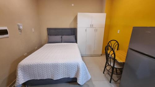 Asuncion Hotel | Habitación con baño privado solo efectivo guaranies zona hospital militar