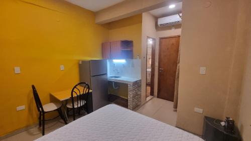 Asuncion Hotel | Habitación con baño privado solo efectivo guaranies zona hospital militar