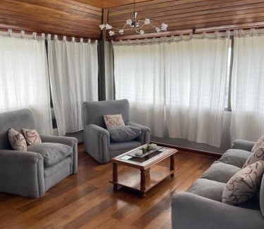 Comuna Estancia Vieja House | Hermosa casa con vista al lago