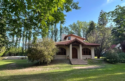 Chacras de Coria House | Hermosa casa Familiar, rodeada de un gran parque. Amplios ambientes, luminosa.