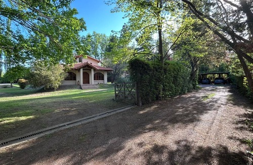 Chacras de Coria House | Hermosa casa Familiar, rodeada de un gran parque. Amplios ambientes, luminosa.