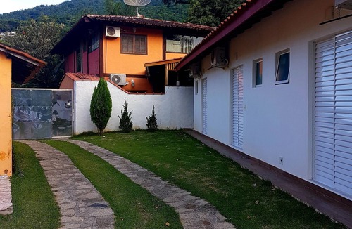 Portinho House | House in Ilhabela overlooking the green
