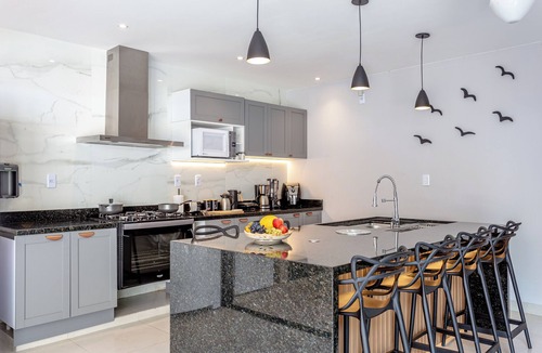Mambucaba House | House with 4 suites, pool and barbecue area near beaches and waterfalls.
